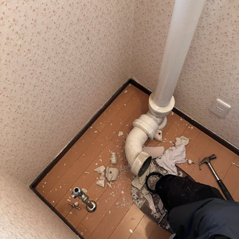 旧便器を取り外し、排水配管の調整を行っている様子です。排水勾配をしっかりと確保しながら丁寧に取り付けを進めました。