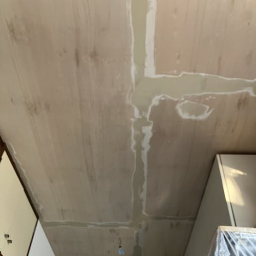 天井の下地材としてだけでなく、そのまま仕上げ材として使える「ジプトーン」には、直接壁紙を貼ることができないので、ベニヤに貼り替えました。