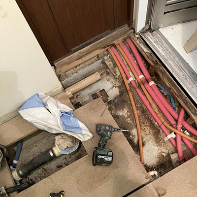 パッキンの補修後、床もはいで下地からやりかえました。