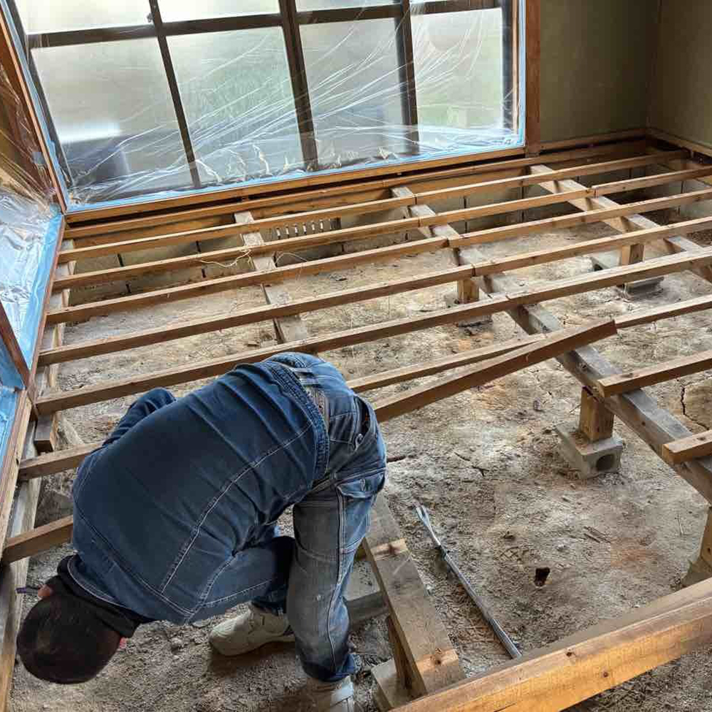 介護用の重たいベッドが置いてある部屋でしたので、断熱材（スタイロフォーム）や床下地ごと、やりかえて、和のしつらえは変えずにフローリングにすることをご提案いたしました。
