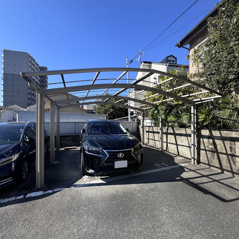 柱は活かして、屋根部分の全張り替えを行いました。