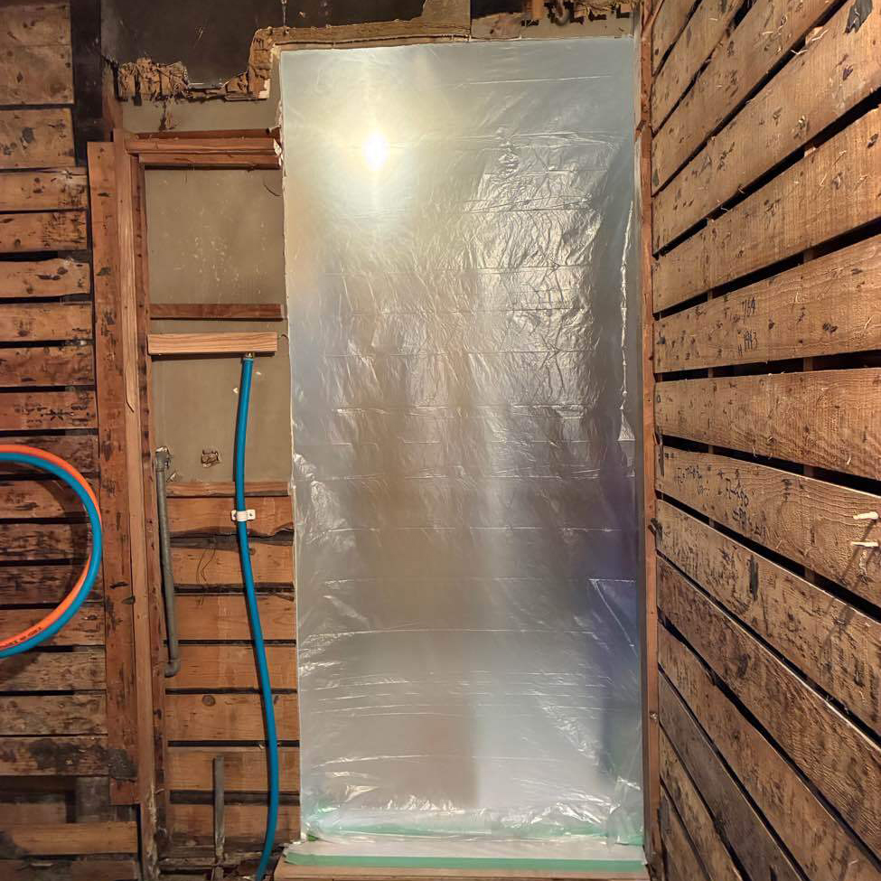 解体後、浴室の構造や配管の状態を確認しています。
このあと、ユニットバス設置に向けて下地を整えていきます。