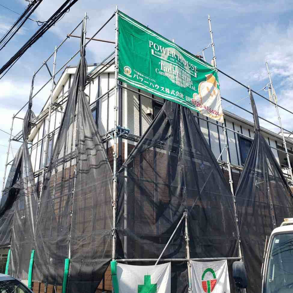 施工中。外装材の中でも最軽量で、建物への重量負担が少なく、錆びや塩害に強いYKKAPアルカベールをご提案しました。