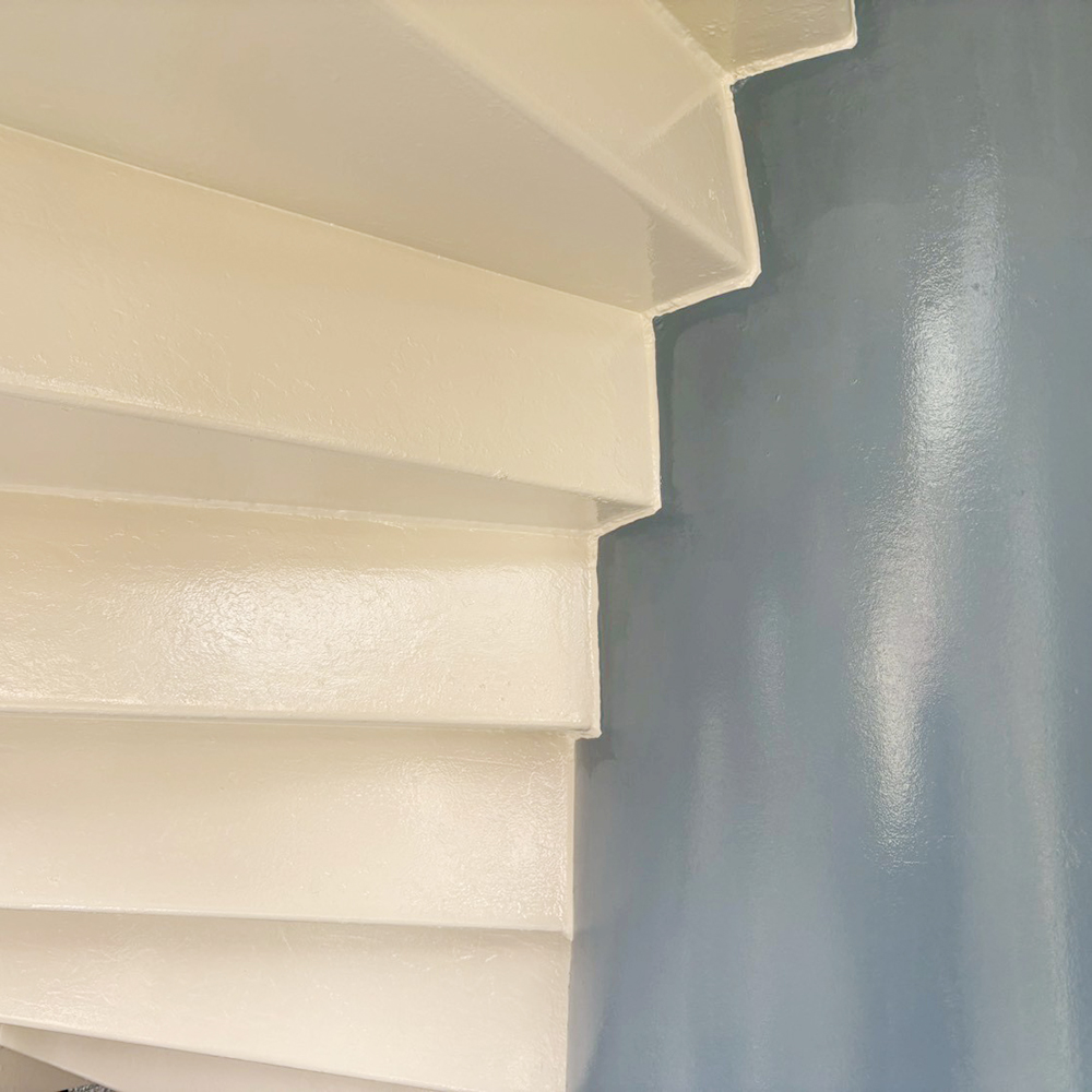 階段柱上塗り後