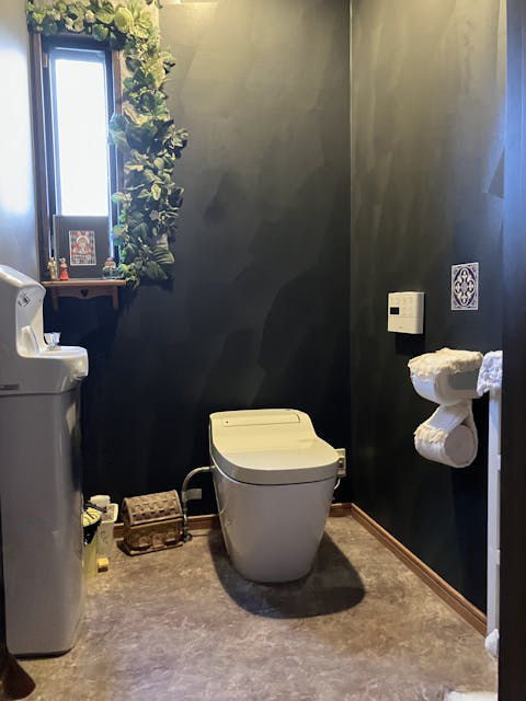 トイレが不具合を起こしていました。
18年ほどお使いでしたので経年劣化が起こっていました。