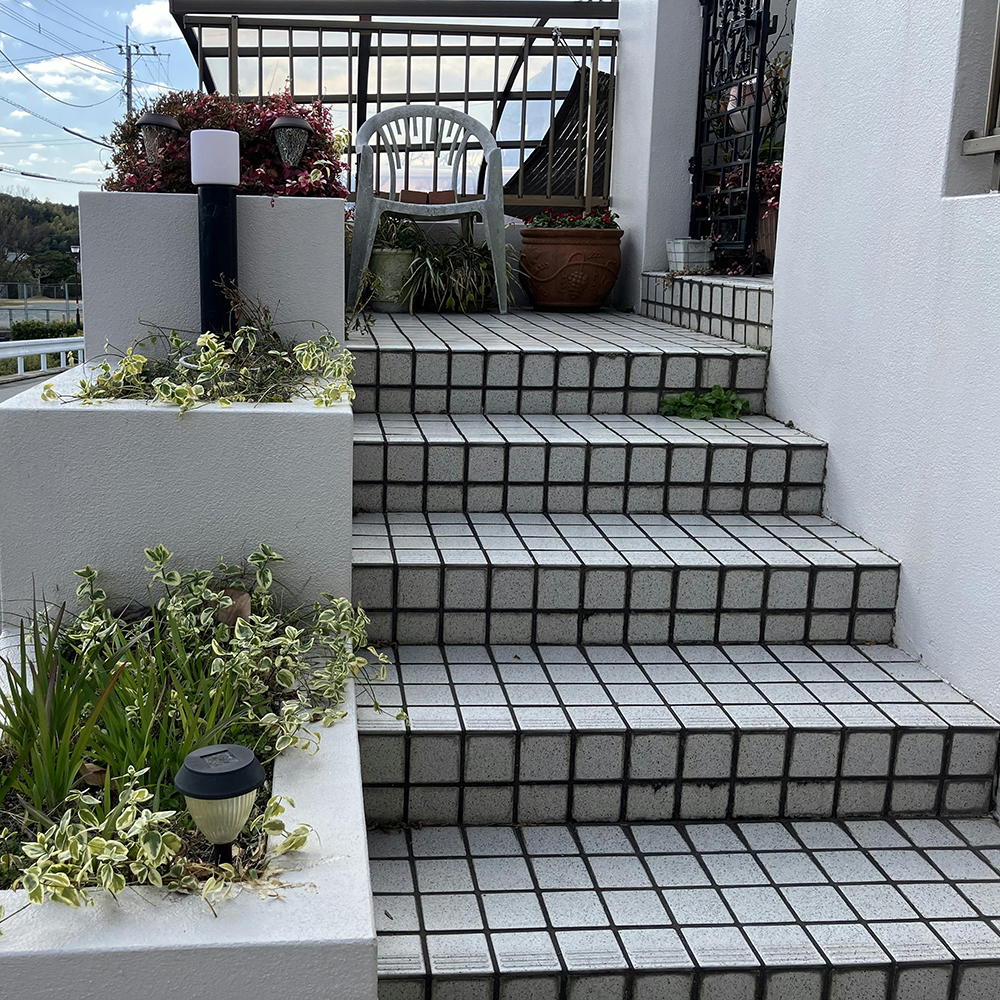 階段を降りるときに、滑っての転倒の可能性を不安に思われていました。