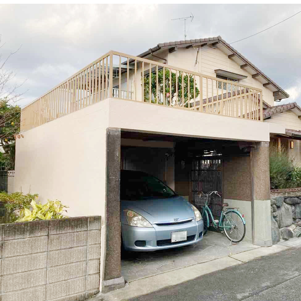 車庫工事の防水、傷んだ周りの塗装を行いました。