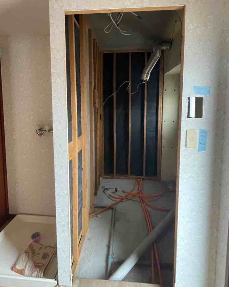 既存の浴室の解体が終わりました。