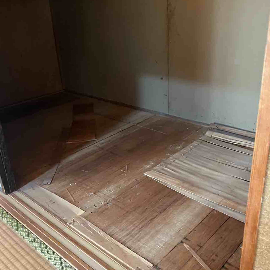 押入れの中は、ベニヤが劣化していました。