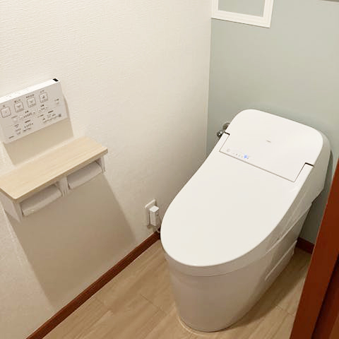 トイレはGG１をセレクト。紙巻き器は棚付き２連タイプにしたことで、手すり扱いとなり補助金対象になっています。