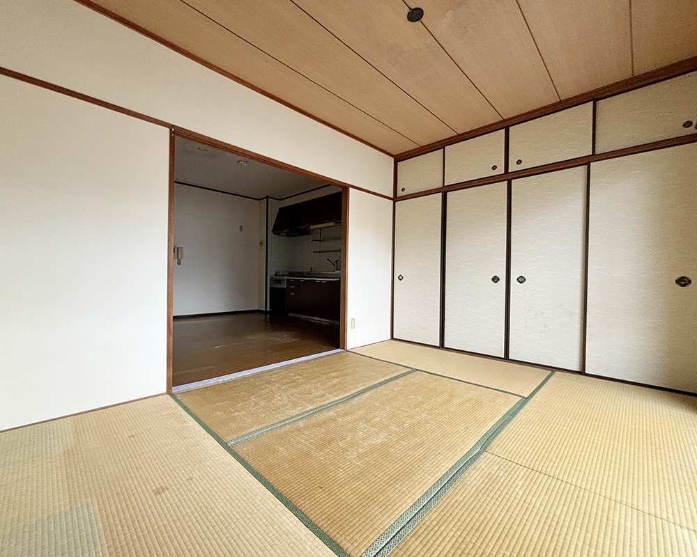 バルコニーに面した和室が仕切りとなっており、奥にあるLDKへ光が届かない原因となっていました。