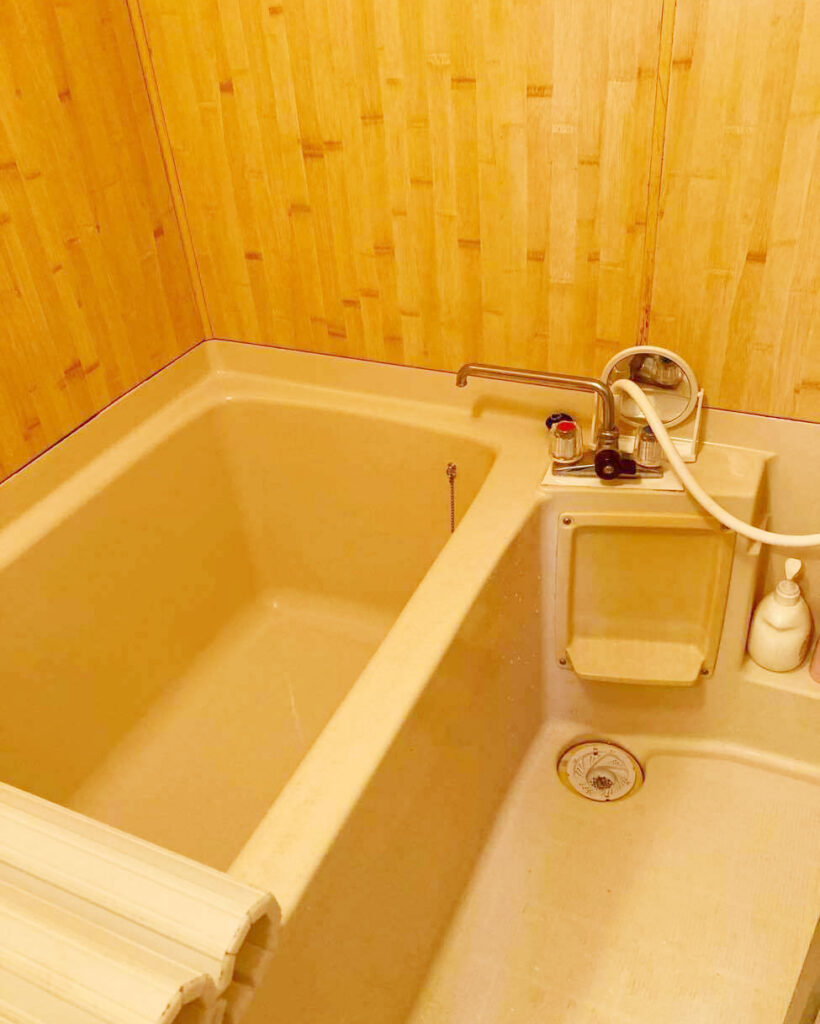2ハンドル混合水栓と深型浴槽で使い勝手やお掃除の負担が大きかった、経年劣化の進んだ施工前の浴室。