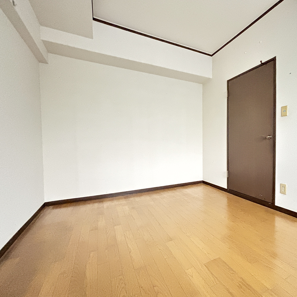 建具や床面の傷みが気になっていた施工前の洋室です。