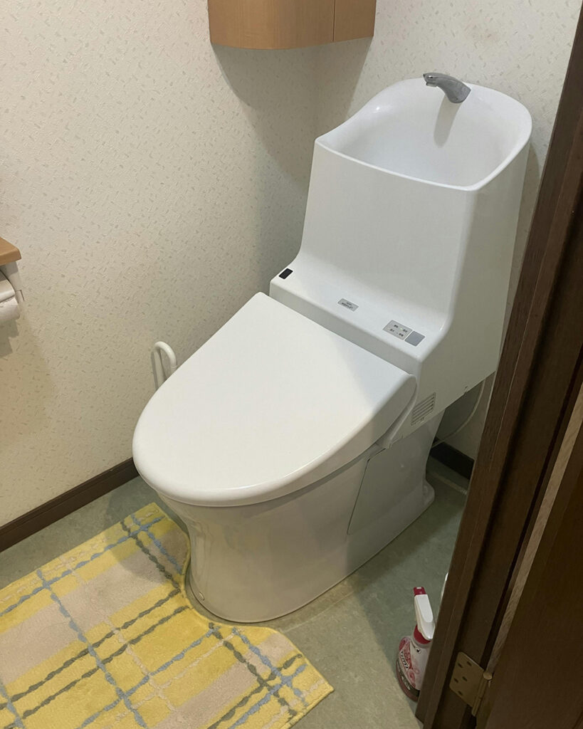 トイレが経年劣化で、ウォシュレットから水漏れしていた状態でした。