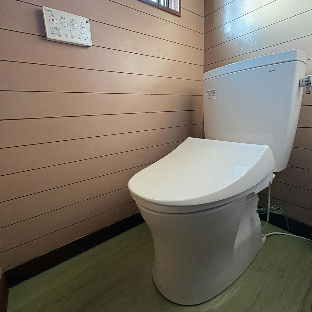 トイレの故障がリフォームのきっかけでしたが、床も傷んでいました。