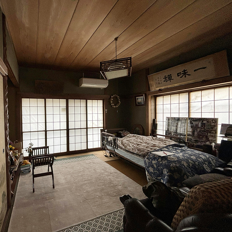 経年劣化で、畳の下の床下地が腐食していました。