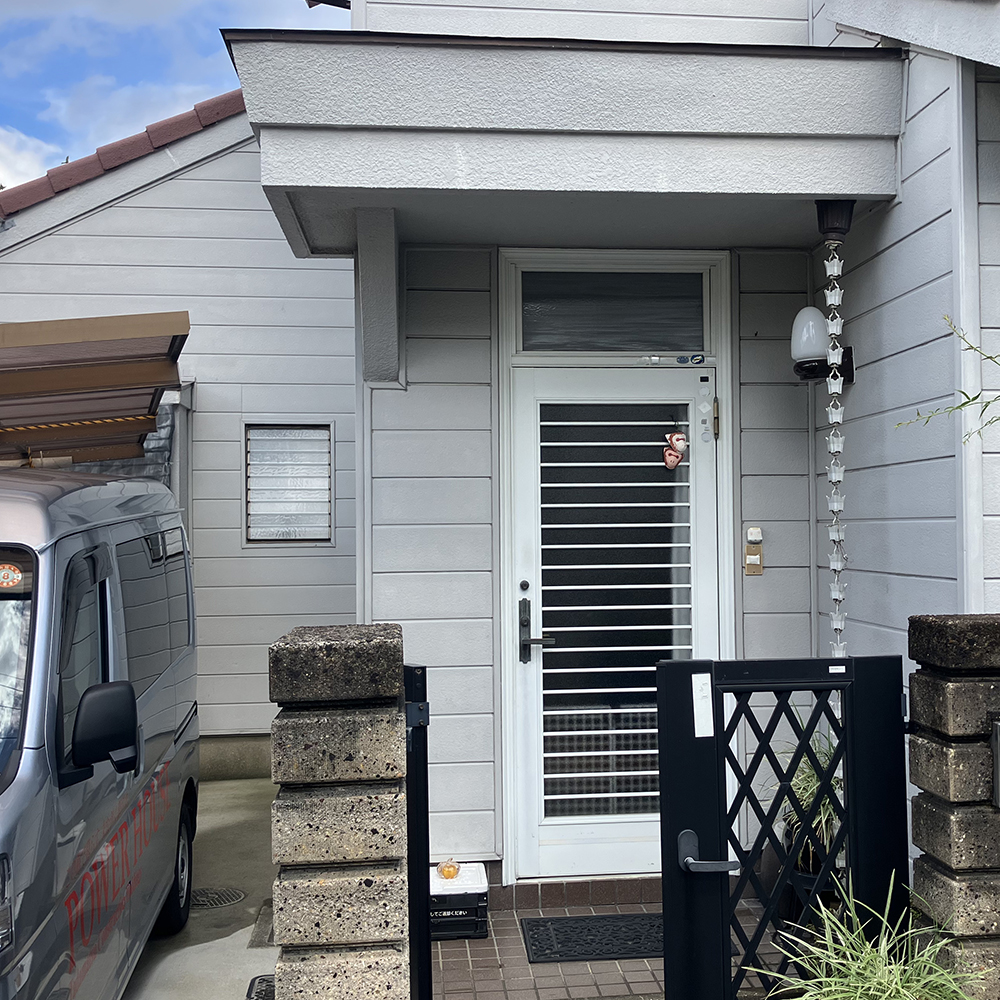 ドアクローザーが劣化しており、鍵も古さが目立ってきて、鍵も古くて防犯面に不安がありました。