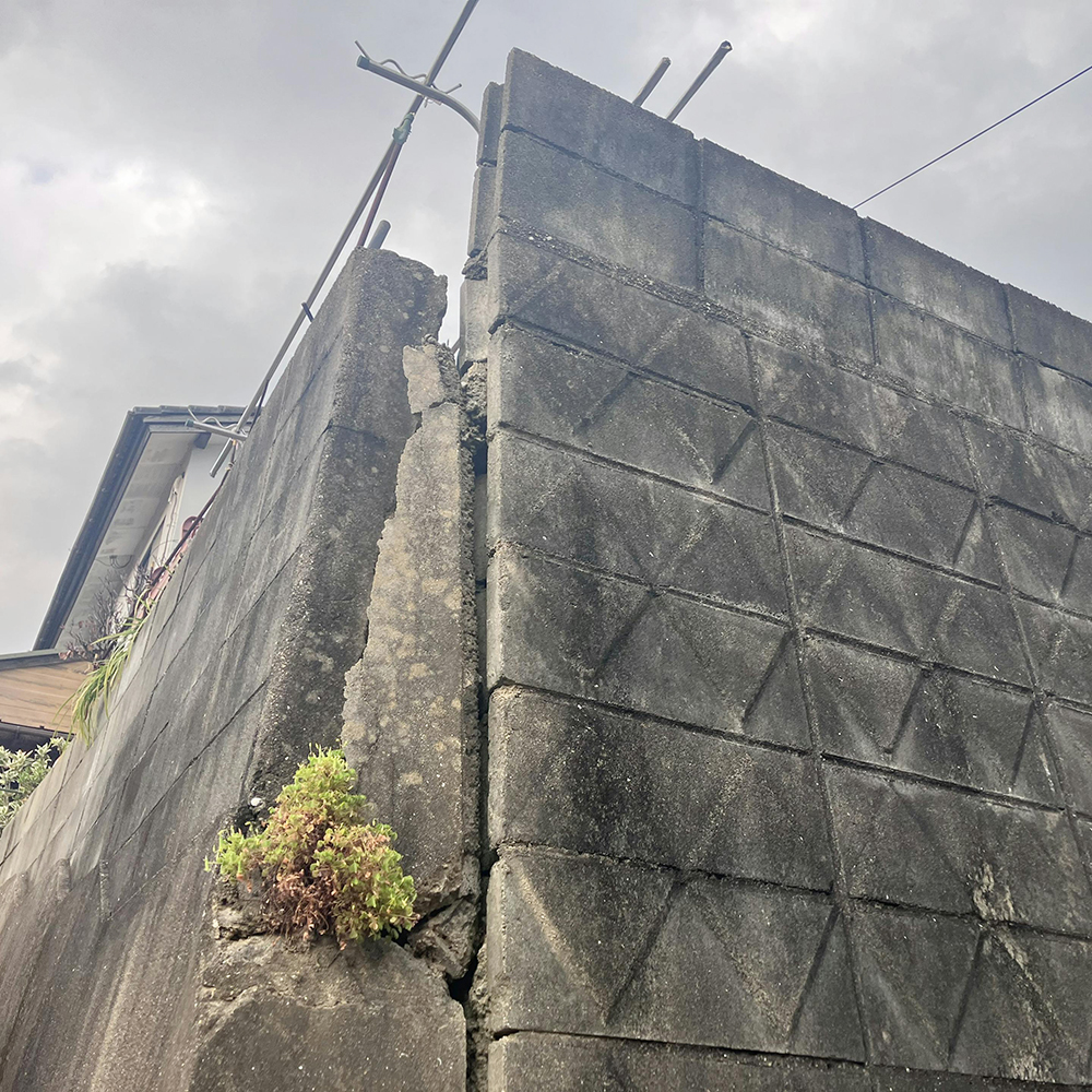 構造的な耐久性の低下や、コンクリートの破片が落下する事故に繋がるため、非常に危険なサインです。