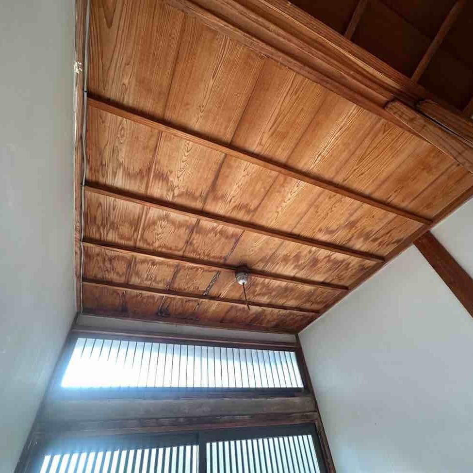 雨漏りの跡がはっきり見えていました。