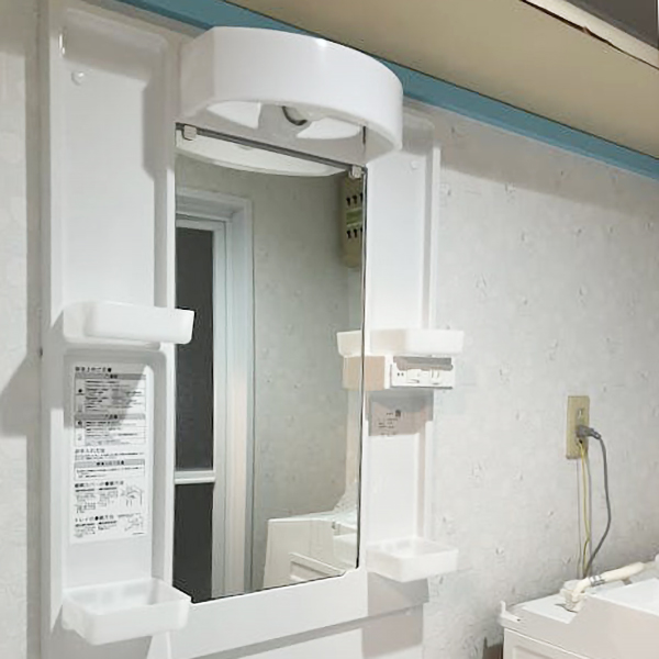 鏡の左右に収納トレイが見えているデザイン