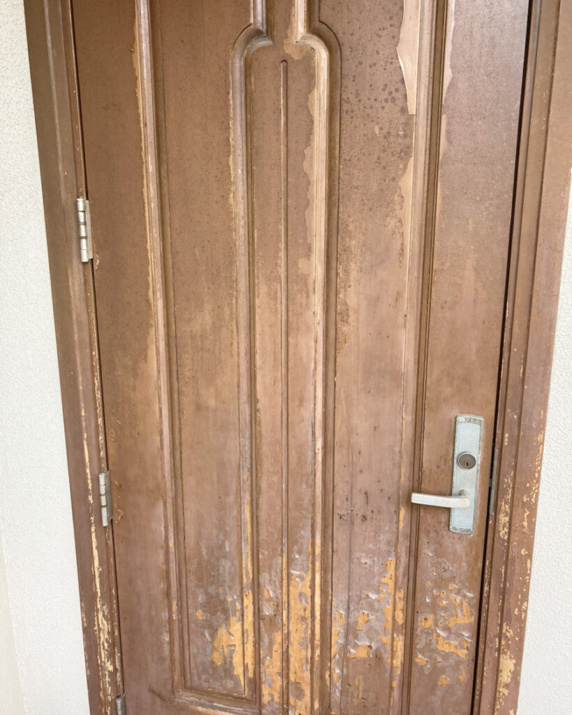 築25年のご自宅の木製ドアは、塗装が剥がれていました。