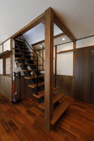 既存階段の架け替えはオープンのスケルトン階段が人気