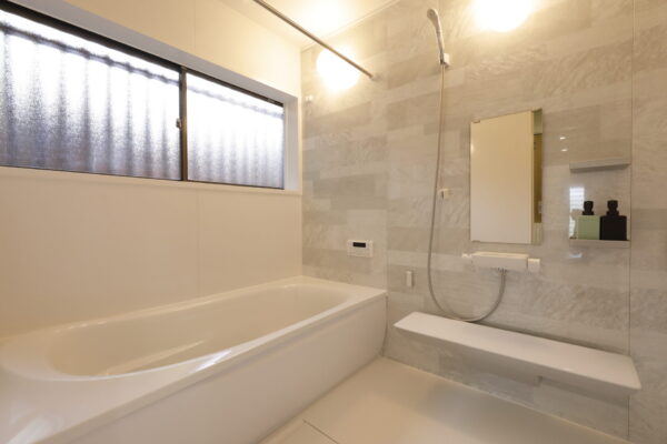快適性・利便性にたけたTOTO、デザイン性が豊富なLIXIの浴室