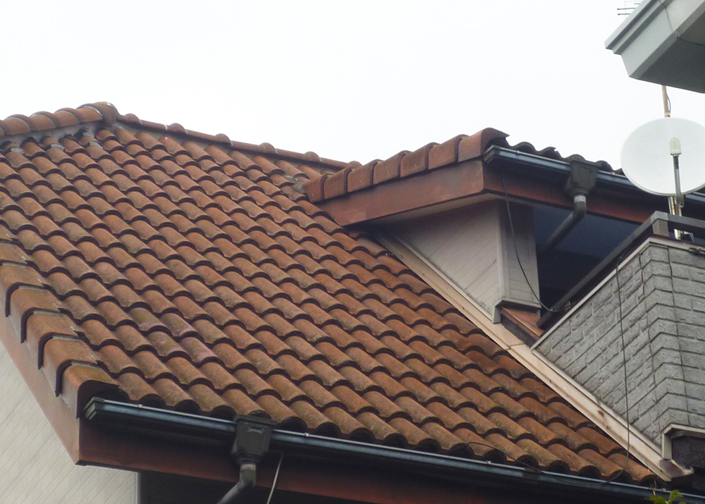 塗装前の屋根です。<br />
かなり変色していて傷みがあります。