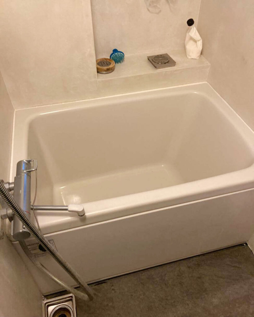 老朽化が気になる浴室。

マンションの構造上、解体がとても複雑でした。

お客様にもご協力頂き、ありがとうございました。