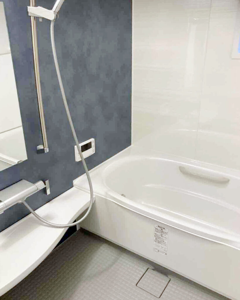浴室はLIXILのマンションリフォーム用システムバスルーム「リノビオV」をセレクト。ゆったり大きく広がった空間に注目。<br />
<br />
床は ”キレイサーモフロア” で、スポンジが奥まで届きやすい構造だから、お掃除ラクラク。<br />
<br />
”サーモバスS” の浴槽保温材と保温組フタのダブルの保温構造でお湯が冷めにくく水道光熱費の節約にもつながります。