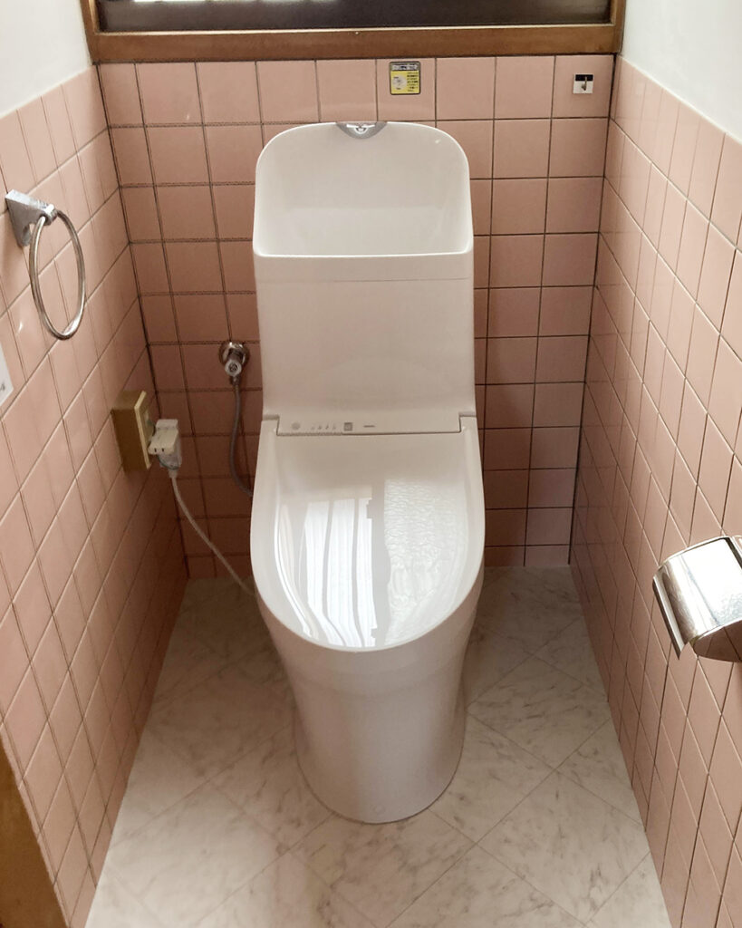 トイレリフォームでは、壁リモコンタイプの採用と床クッションフロアの張り替えがポイント。<br />
<br />
この施工により清掃性が向上し、快適で美しいトイレ空間が誕生。<br />
<br />
心地良いライフスタイルをお楽しみください。