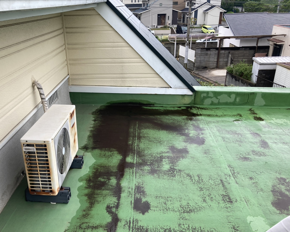 屋上は防水不足で雨漏れが発生し、表面には汚れが蓄積。