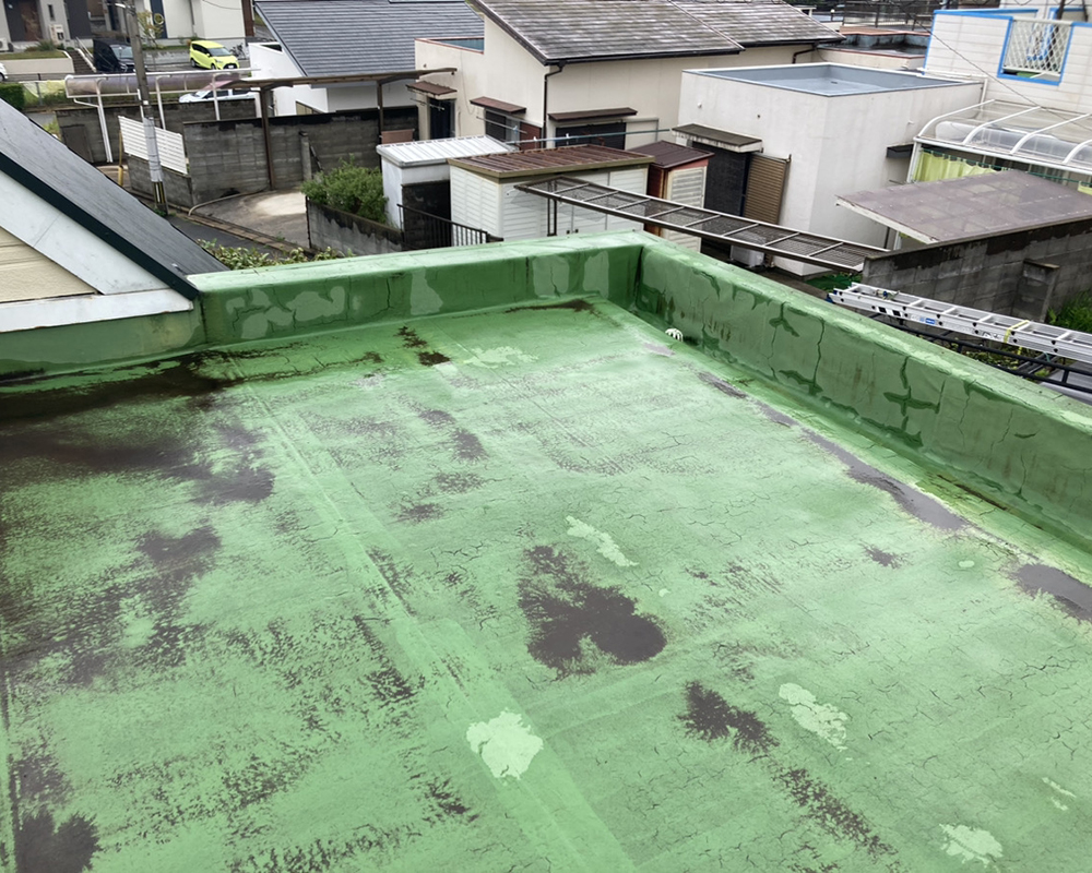 屋上は防水不足で雨漏れが発生し、表面には汚れが蓄積。