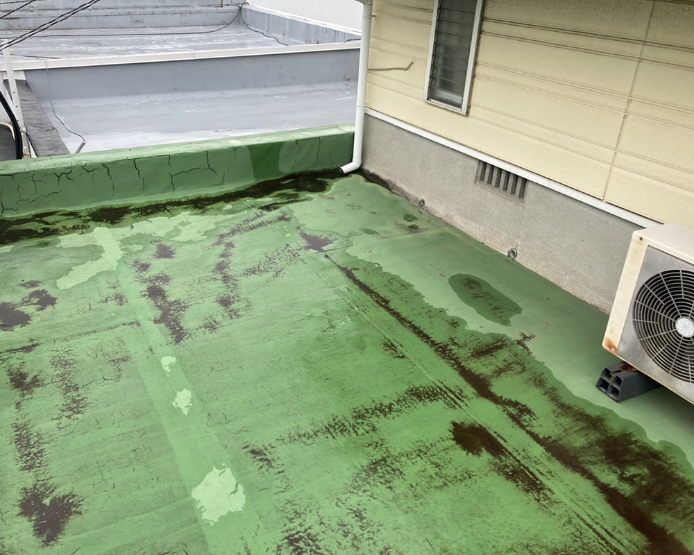 屋上は防水不足で雨漏れが発生し、表面には汚れが蓄積。