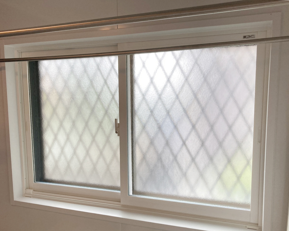 窓からの熱の出入りを防ぎ、「冬の寒さ」「夏の暑さ」を抑え、暖冷房費削減にもつながります。<br />
<br />
窓の性能や機能が変わり、より快適な住まいづくりにつながります。<br />
<br />
<br />
