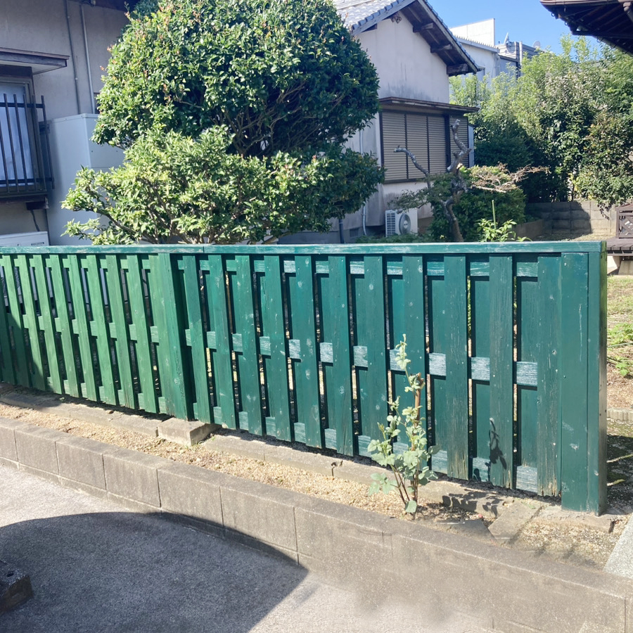 取替前。雨風の浸食により、腐れていた木製のフェンス。