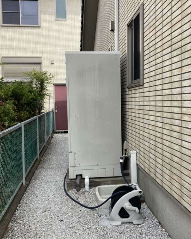 電熱ヒーターでお湯を作るタイプの「電気温水器」。<br />
<br />
初期費用は比較的に安価な物もありますが、ランニングコストが掛かる点が悩みどころです。