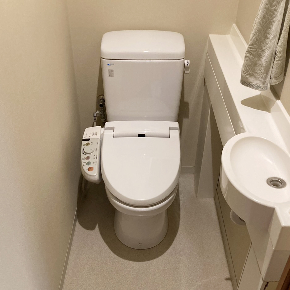 トイレの施工前、便座が不具合がありました。<br />
<br />
劣化や故障箇所があり、快適なトイレ環境の再構築が必要でした。