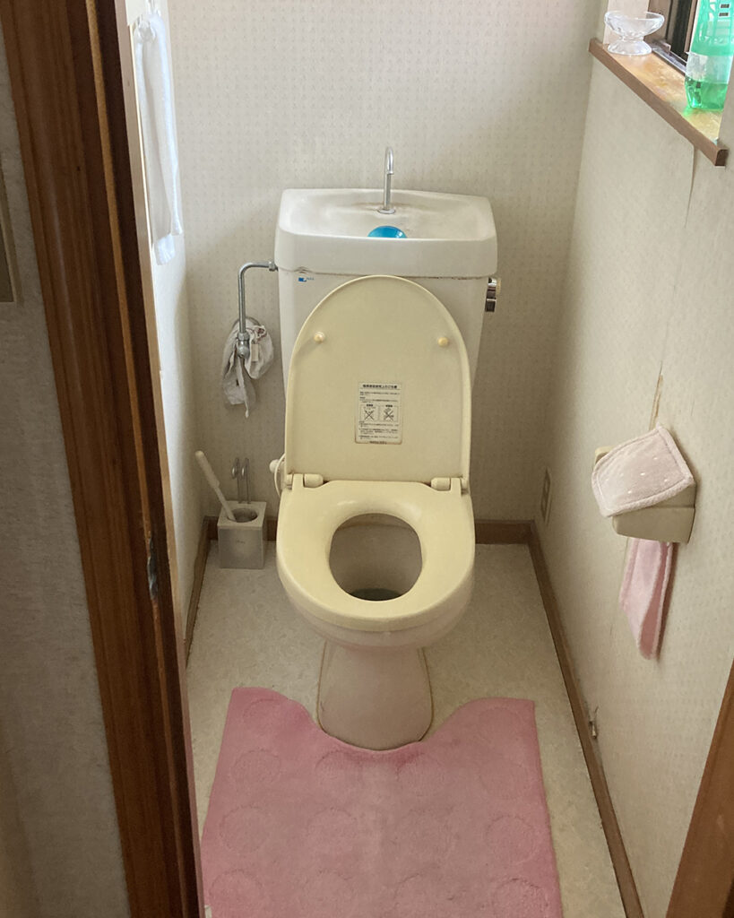 内装もめくれ始め、築年数も長いので、トイレ本体も古くなりました。