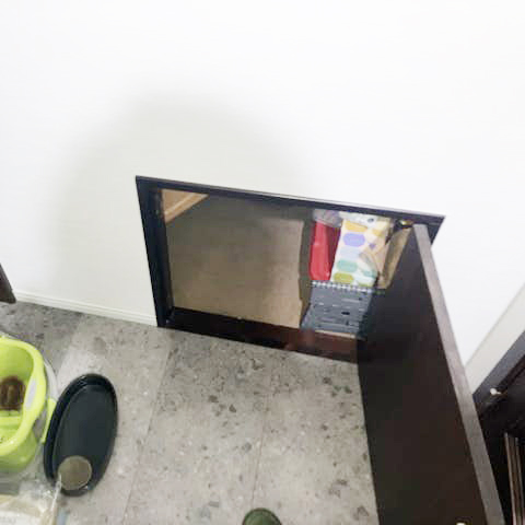 前回のリフォームで床下点検口をつぶしてしまったので、今回、この何もない階段下収納の中に新設することにしました。