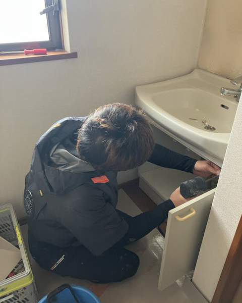既存の洗面台を取り外し中