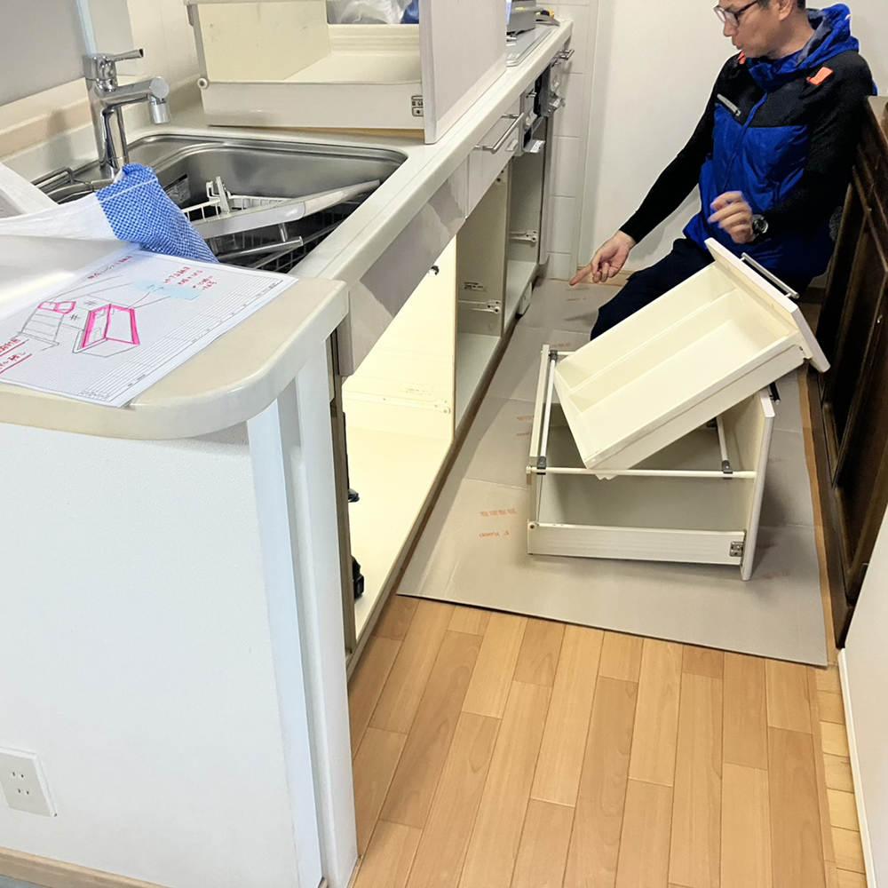 既存のキッチン下台を解体・撤去している様子です。