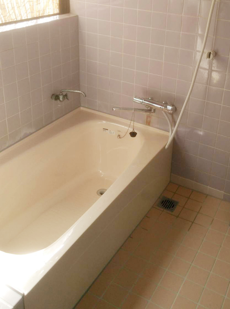 浴槽交換と一緒に床のタイルも張替えました。<br />
ステンレスの浴槽に比べ保温性があり、冬場も暖かく入浴出来ます。<br />
今回セレクトしたタイルは、冷たくなりにくく、滑りにくい「サーモタイル」です。