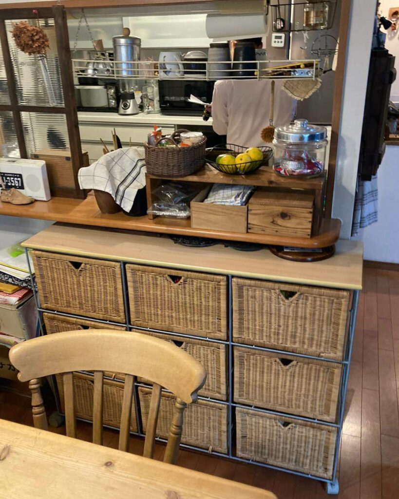 カウンターと横の壁に区切られた半個室のキッチンは閉塞感を感じられていました。

