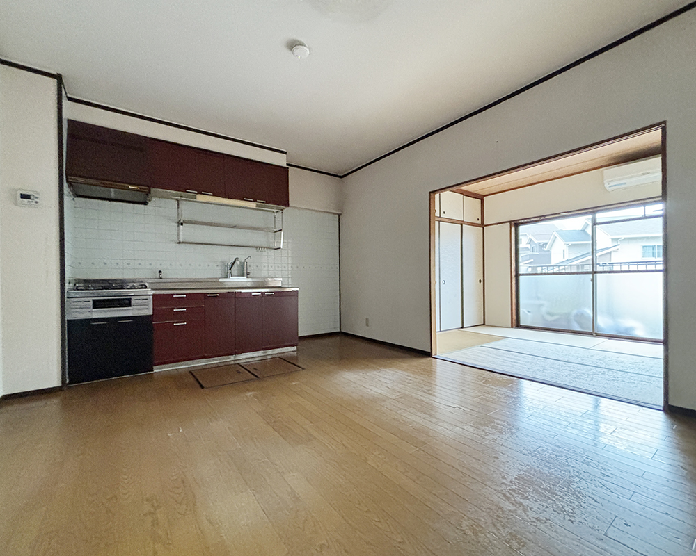 部屋の中央に配置されたLDKは窓から離れており、日中でも照明が必要な暗い空間でした。