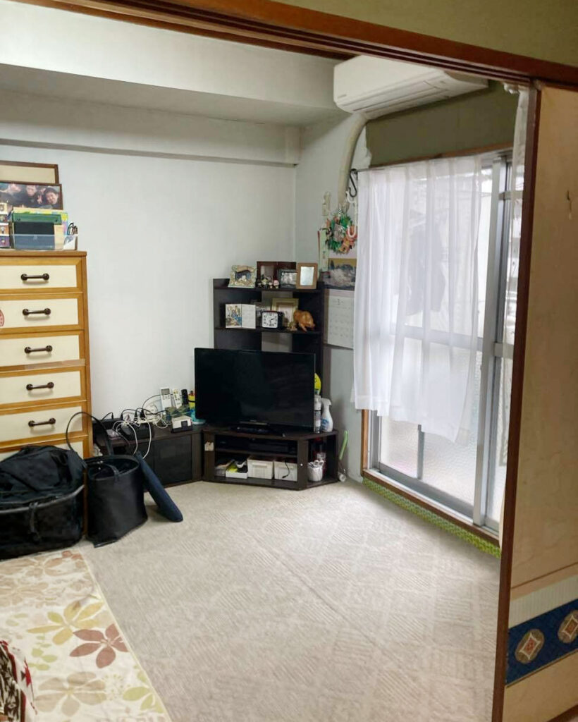 部屋ごとにタンスが何台も置かれ、家族5人分の荷物や配線で居住スペースが圧迫されていた施工前の様子。