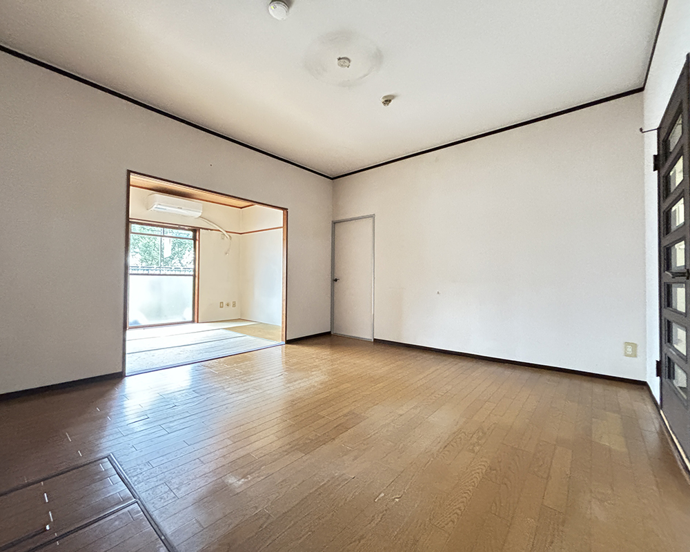 和室との間の襖や壁面により、全体的に狭さと閉塞感を感じる間取りでした。