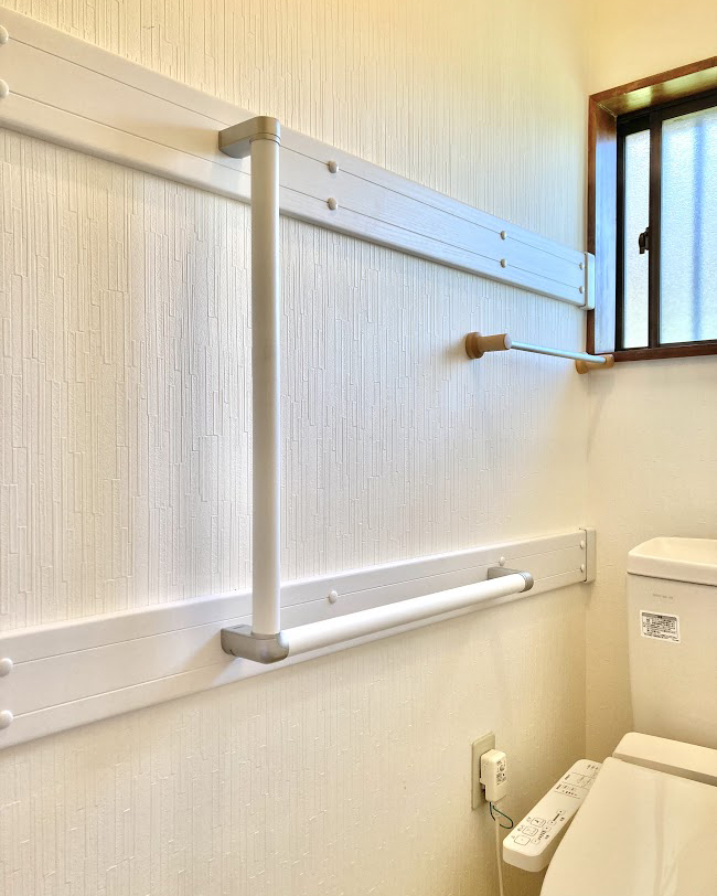 ご主人様お気に入りの白の補強板と手すり。<br />
工事金額を押さえて強度もバッチリです。<br />
これからは、安心してトイレをお使いいただけます。