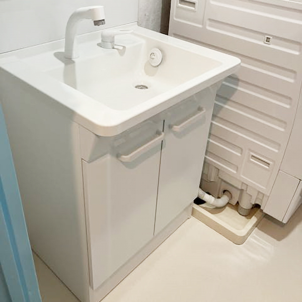 Vシリーズの洗面ボウルは、右奥の排水口へ泡や髪の毛をスイスイ押し流すので使うたびにきれいになり、お手入れもラクラクです。