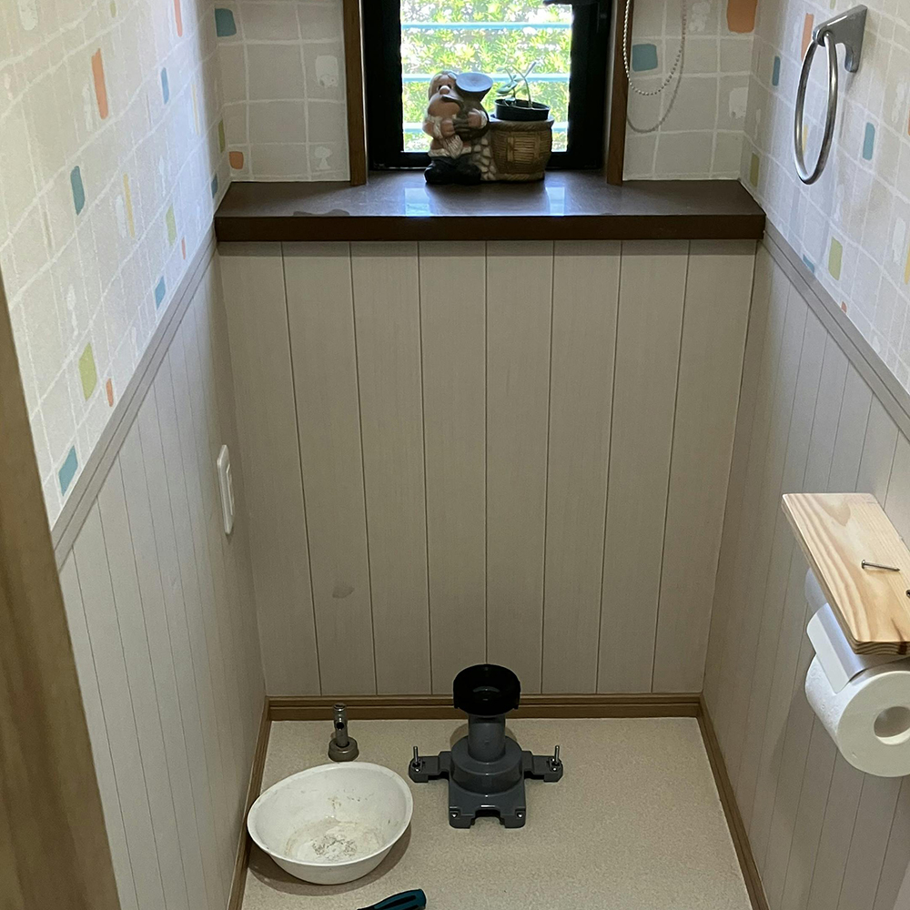 既存のトイレを外した状態。